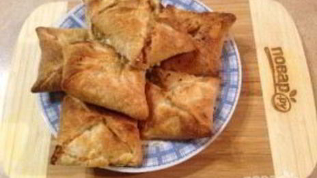 слоеные конвертики с лососем и брынзой