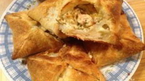 слоеные конвертики с лососем и брынзой