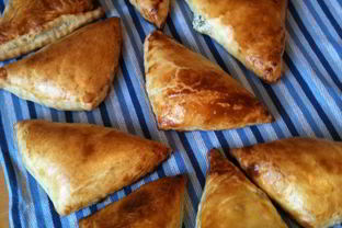 Слоеные конвертики с сырной начинкой