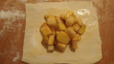 слоеные конвертики с яблоками и грушами