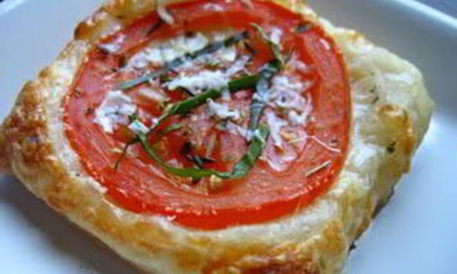 Рецепт слойки c помидорами и сыром