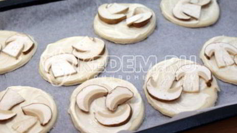 слойки с белыми грибами и овощами