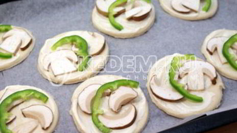 слойки с белыми грибами и овощами