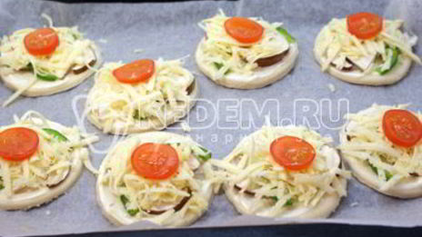 слойки с белыми грибами и овощами