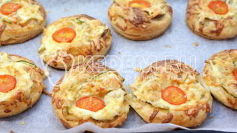 слойки с белыми грибами и овощами