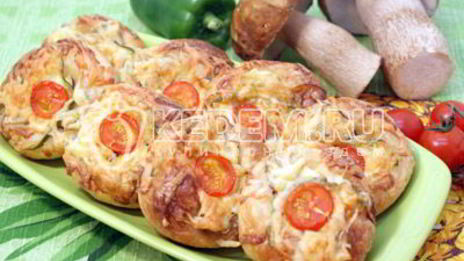 слойки с белыми грибами и овощами