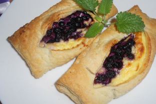 Слойки с черникой и творогом