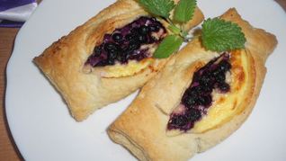 Слойки с черникой и творогом