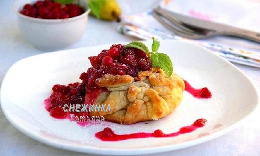 Рецепт слойки с грушей, сыром джюгас и брусничным соусом