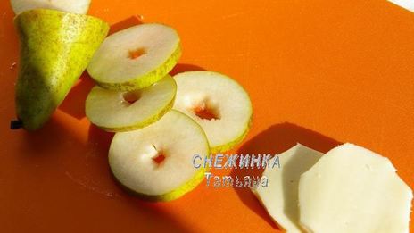 слойки с грушей, сыром джюгас и брусничным соусом