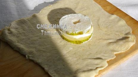 слойки с грушей, сыром джюгас и брусничным соусом