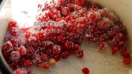 слойки с грушей, сыром джюгас и брусничным соусом