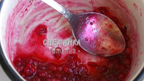 слойки с грушей, сыром джюгас и брусничным соусом