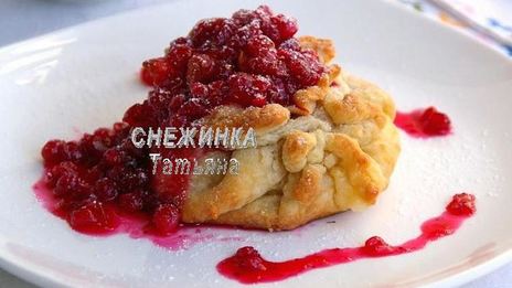 слойки с грушей, сыром джюгас и брусничным соусом