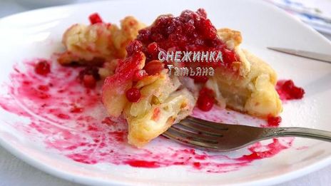 слойки с грушей, сыром джюгас и брусничным соусом