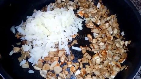 слойки с картофелем и грибами из слоеного теста