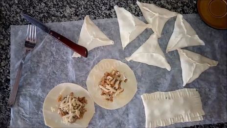 слойки с картофелем и грибами из слоеного теста