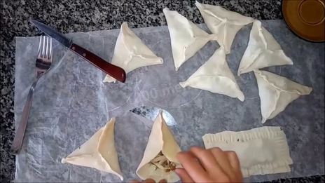 слойки с картофелем и грибами из слоеного теста