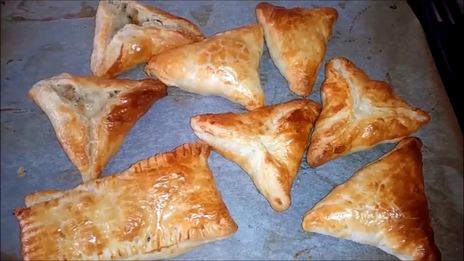 слойки с картофелем и грибами из слоеного теста