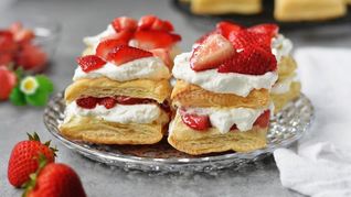 Слойки с клубникой