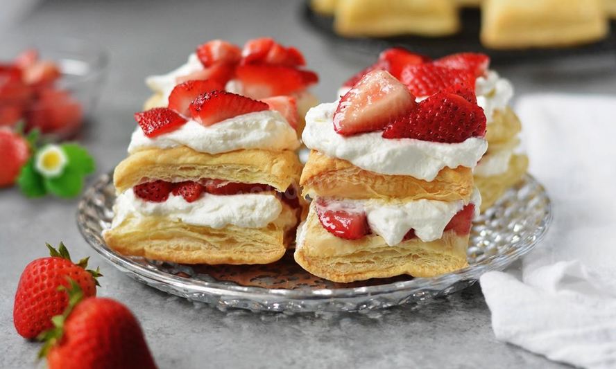 Рецепт слойки с клубникой