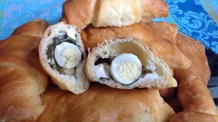 Слойки с щавелем, сыром и яйцом