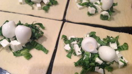 слойки с щавелем, сыром и яйцом