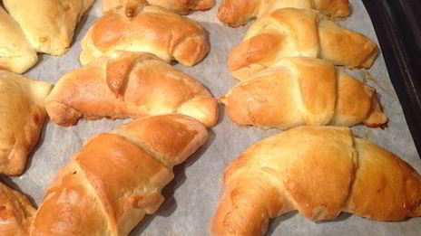 слойки с щавелем, сыром и яйцом