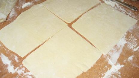 слойки с сыром и копченой курицей