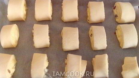 слойки с творогом и изюмом