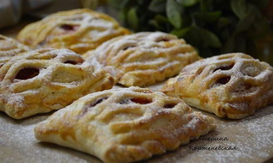 Рецепт слойки с творогом и клубникой