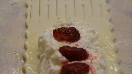 слойки с творогом и клубникой