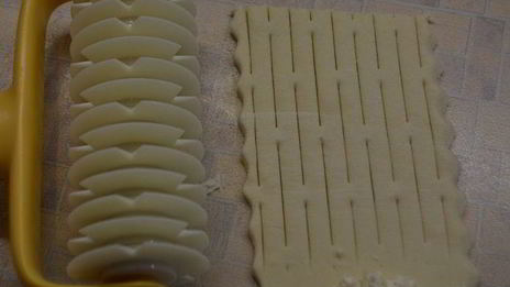 слойки с творогом и клубникой