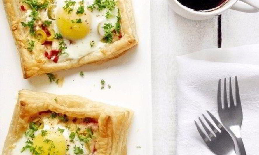 Рецепт слойки с яйцом, ветчиной и сыром