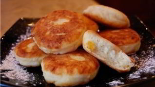 Диетические сырники с курагой к завтраку