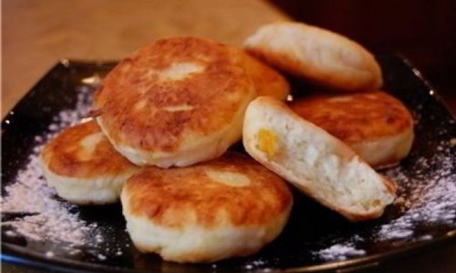 Рецепт диетические сырники с курагой к завтраку