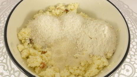 кокосовые сырники с изюмом и курагой