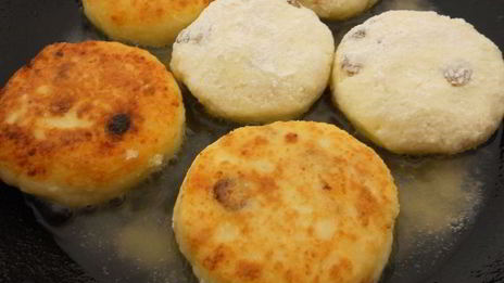 кокосовые сырники с изюмом и курагой