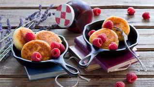 Пышные сырники с малиной в мультиварке