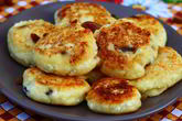 Сырники из творога с изюмом