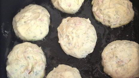 сырники с фетой, ветчиной и кинзой