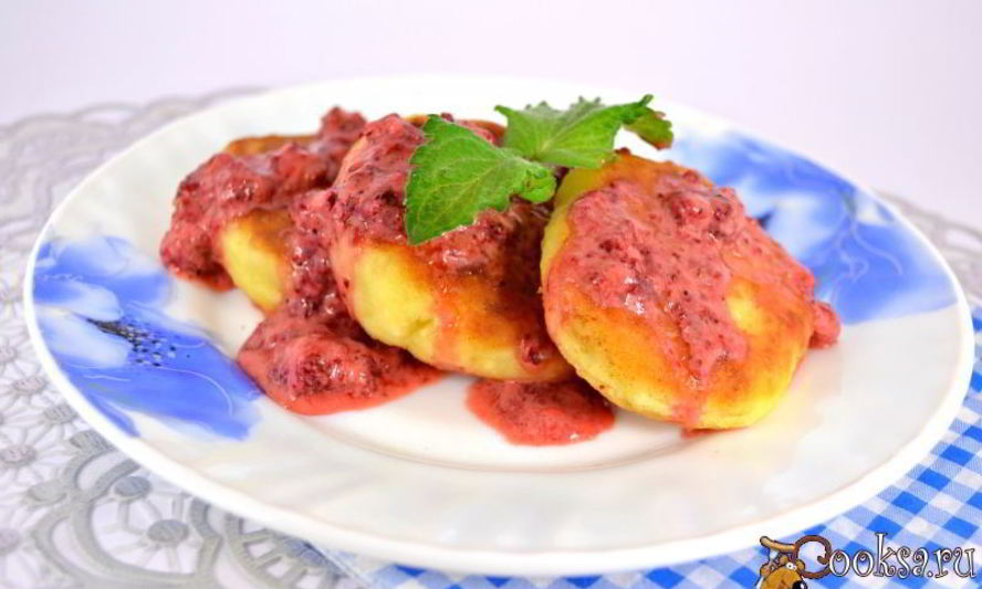 Рецепт сырники с овсяными хопьями и клубнично-сметанным соусом