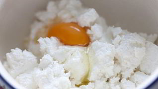 Сырники с вишневым соусом и корицей