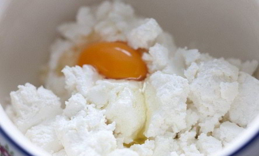 Рецепт сырники с вишневым соусом и корицей