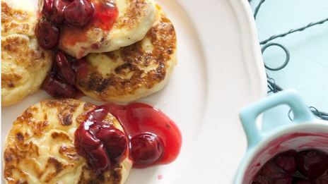 сырники с вишневым соусом и корицей