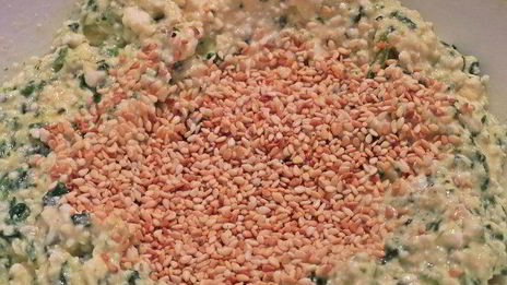 сырники со шпинатом и кунжутом