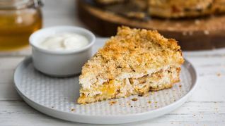 Творожник с медом, курагой и сметаной