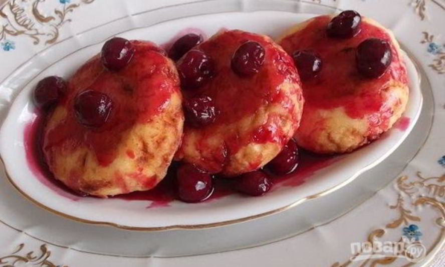 Рецепт творожные сырники с вишневым соусом