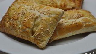 Слоеное тесто с сыром в духовке