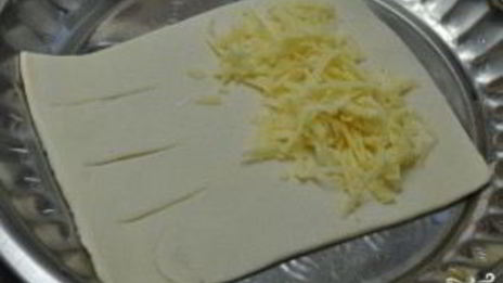 слоеное тесто с сыром в духовке